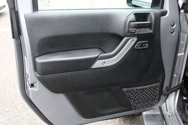 2017 Jeep Wrangler Unlimited Sahara 4x4 - 22955270 - 17