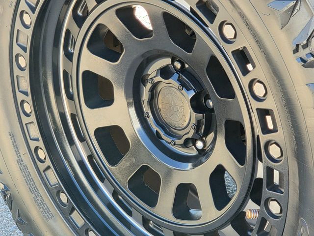 2017 Jeep Wrangler Unlimited Sahara 4x4 - 22957134 - 17