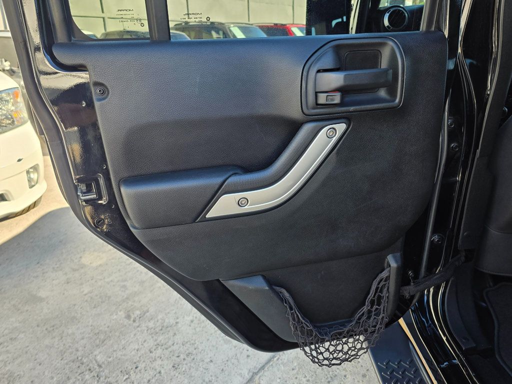 2017 Jeep Wrangler Unlimited Sahara 4x4 - 22957134 - 27