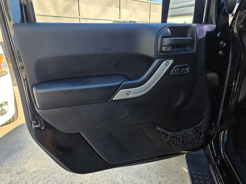 2017 Jeep Wrangler Unlimited Sahara 4x4 - 22957134 - 28