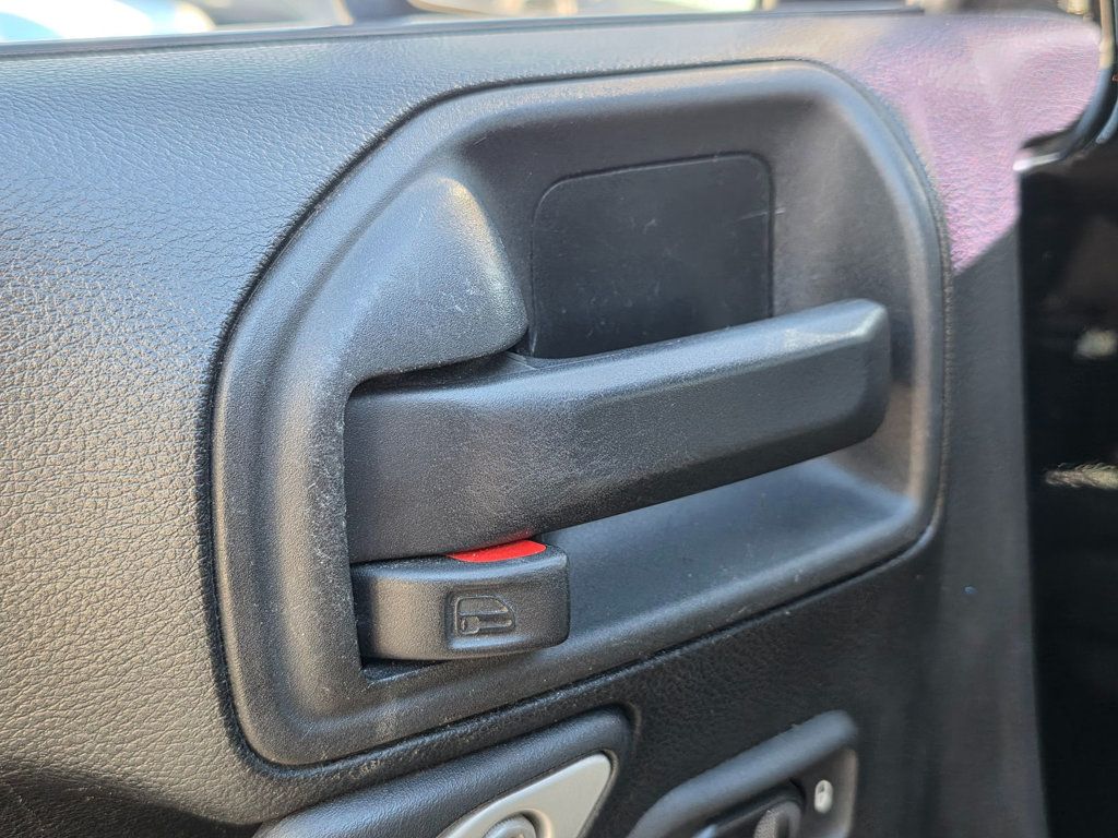 2017 Jeep Wrangler Unlimited Sahara 4x4 - 22957134 - 29