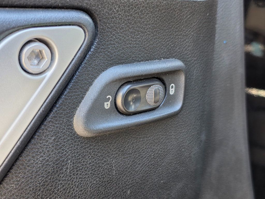 2017 Jeep Wrangler Unlimited Sahara 4x4 - 22957134 - 30