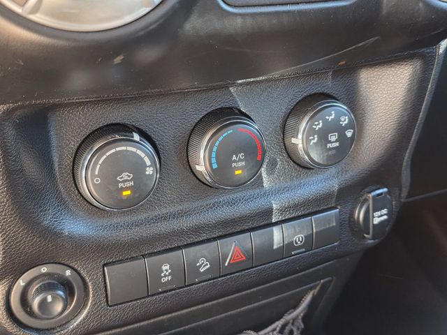 2017 Jeep Wrangler Unlimited Sahara 4x4 - 22957134 - 38