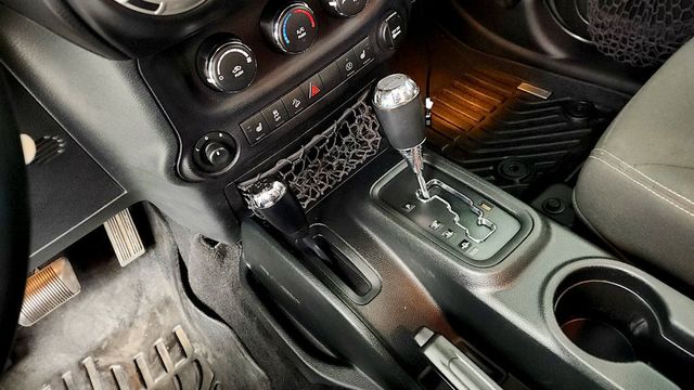 2017 Jeep Wrangler Unlimited Sahara 4x4 - 23099898 - 17