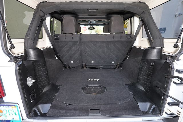 2017 Jeep Wrangler Unlimited Sahara 4x4 - 23025064 - 35