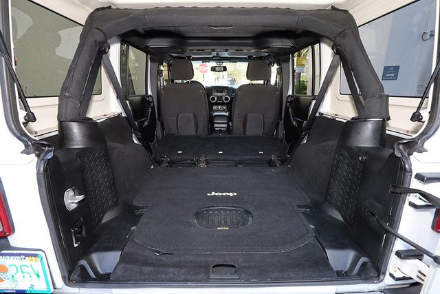 2017 Jeep Wrangler Unlimited Sahara 4x4 - 23025064 - 36