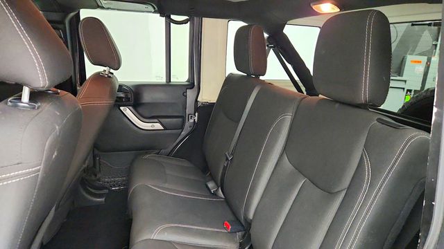 2017 Jeep Wrangler Unlimited Sahara 4x4 w/ Heated Seats, Remote Start & Connectivity Pkg - 23099898 - 19