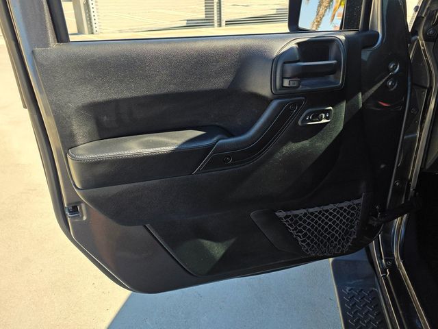 2017 Jeep Wrangler Unlimited Smoky Mountain 4x4 - 22932754 - 25