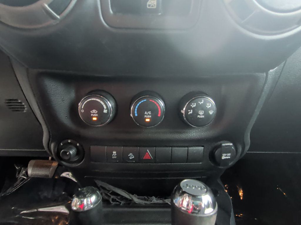 Jeep Wrangler Unlimited Sport 4x4 photo 18