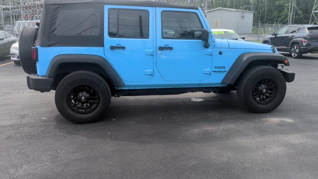 Jeep Wrangler Unlimited Sport 4x4 photo 9