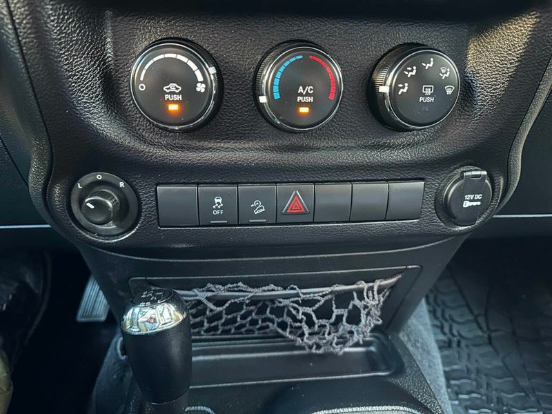 2017 Jeep Wrangler Unlimited Sport 4x4 - 22877594 - 34