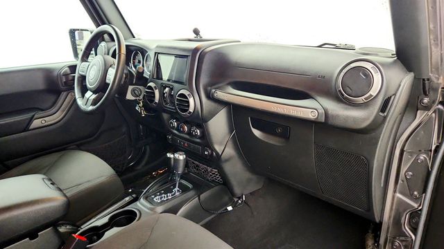 2017 Jeep Wrangler Unlimited Sport 4x4 w/ Freedom Top Hard Top & Connectivity Group - 23032624 - 22