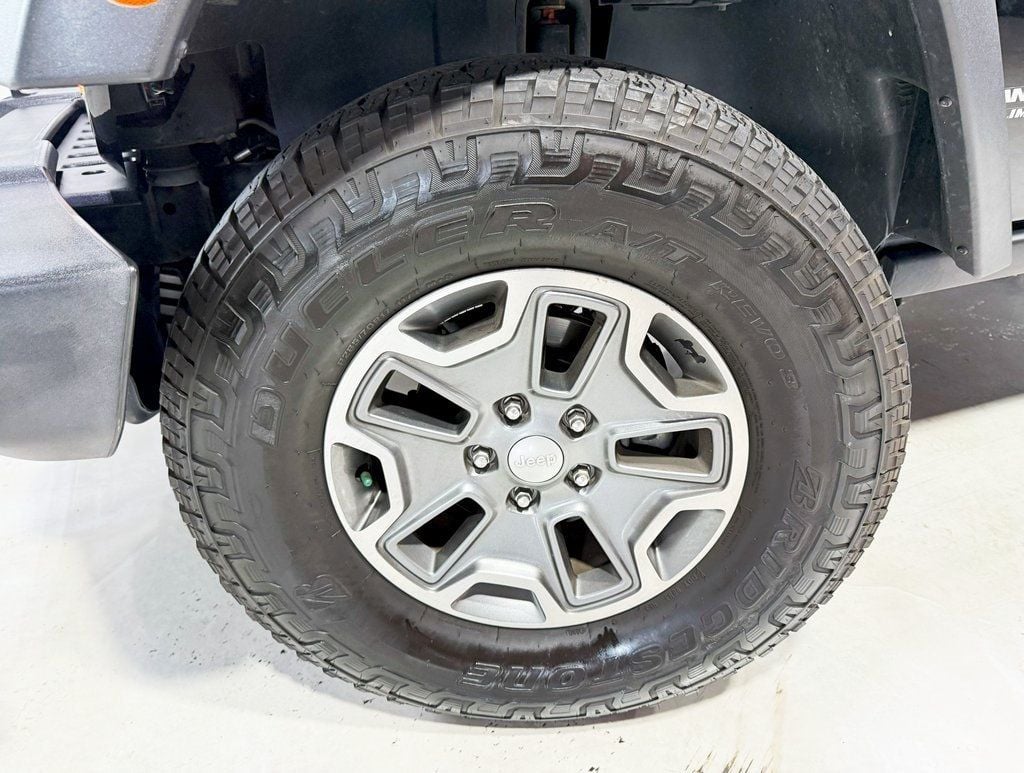 2017 Jeep Wrangler Unlimited Rubicon photo 2