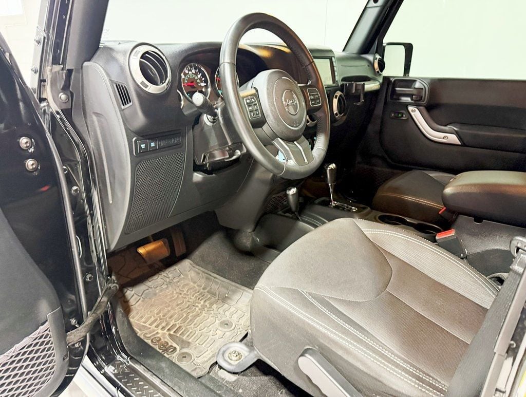 2017 Jeep Wrangler Unlimited Rubicon photo 21