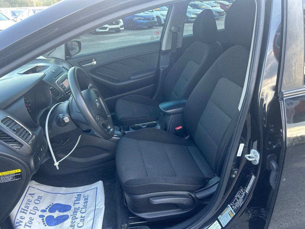 2017 Kia Forte LX Base photo 8