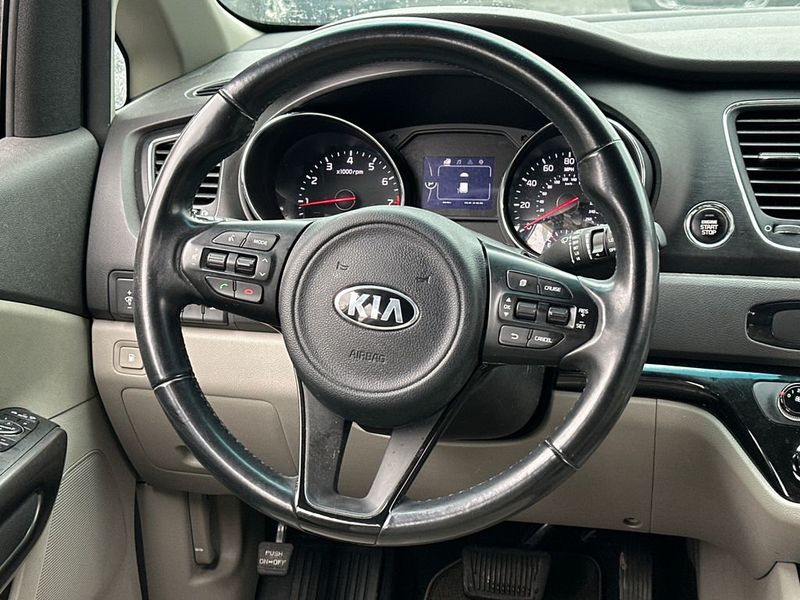 2017 Kia Sedona LX FWD - 23011622 - 17