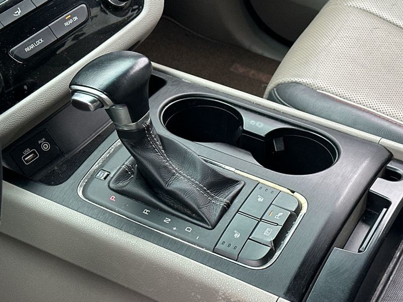 2017 Kia Sedona LX FWD - 23011622 - 18