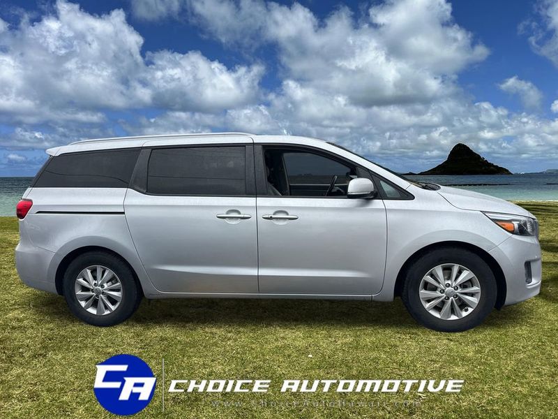 2017 Kia Sedona LX FWD - 23011622 - 8