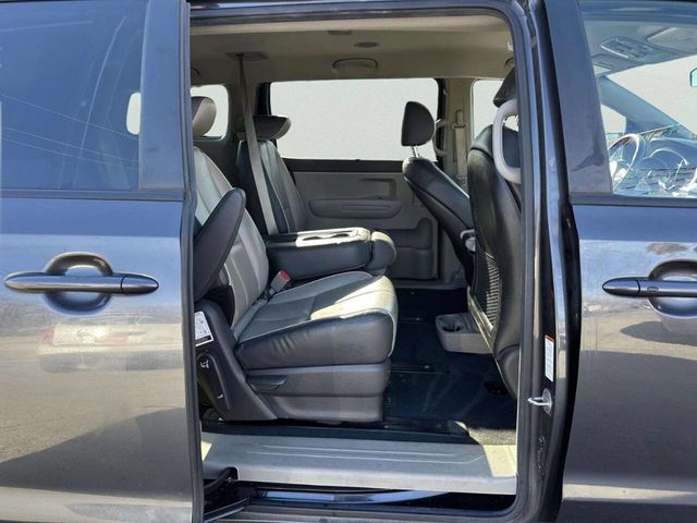 2017 Kia Sedona LX FWD - 22971674 - 17