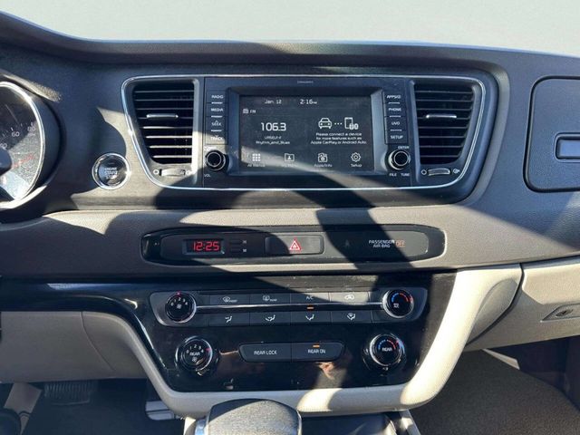 2017 Kia Sedona LX FWD - 22971674 - 28