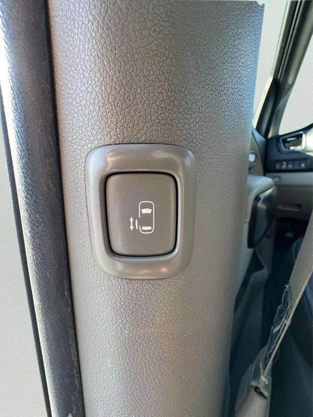 2017 Kia Sedona LX FWD - 22971674 - 39