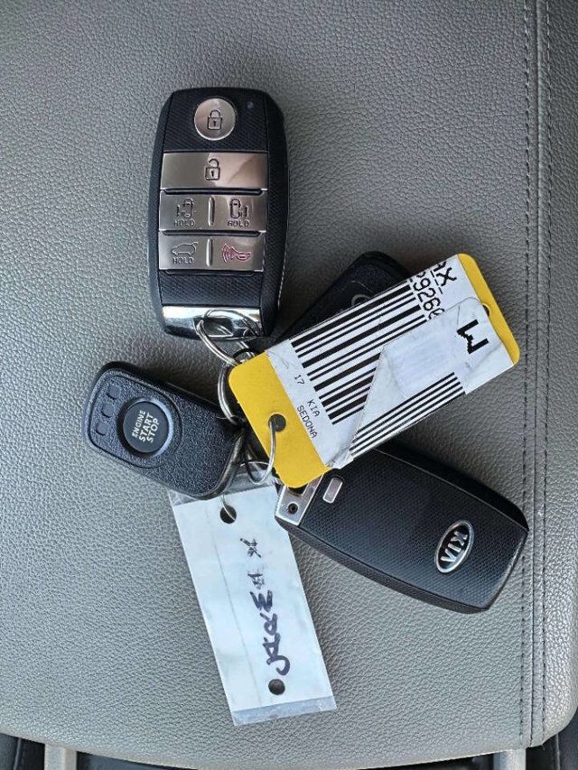 2017 Kia Sedona LX FWD - 22971674 - 41