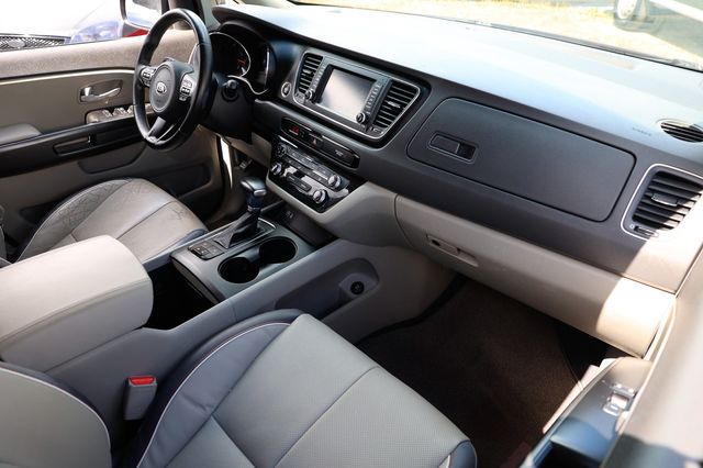 2017 Kia Sedona LX FWD - 22916281 - 17
