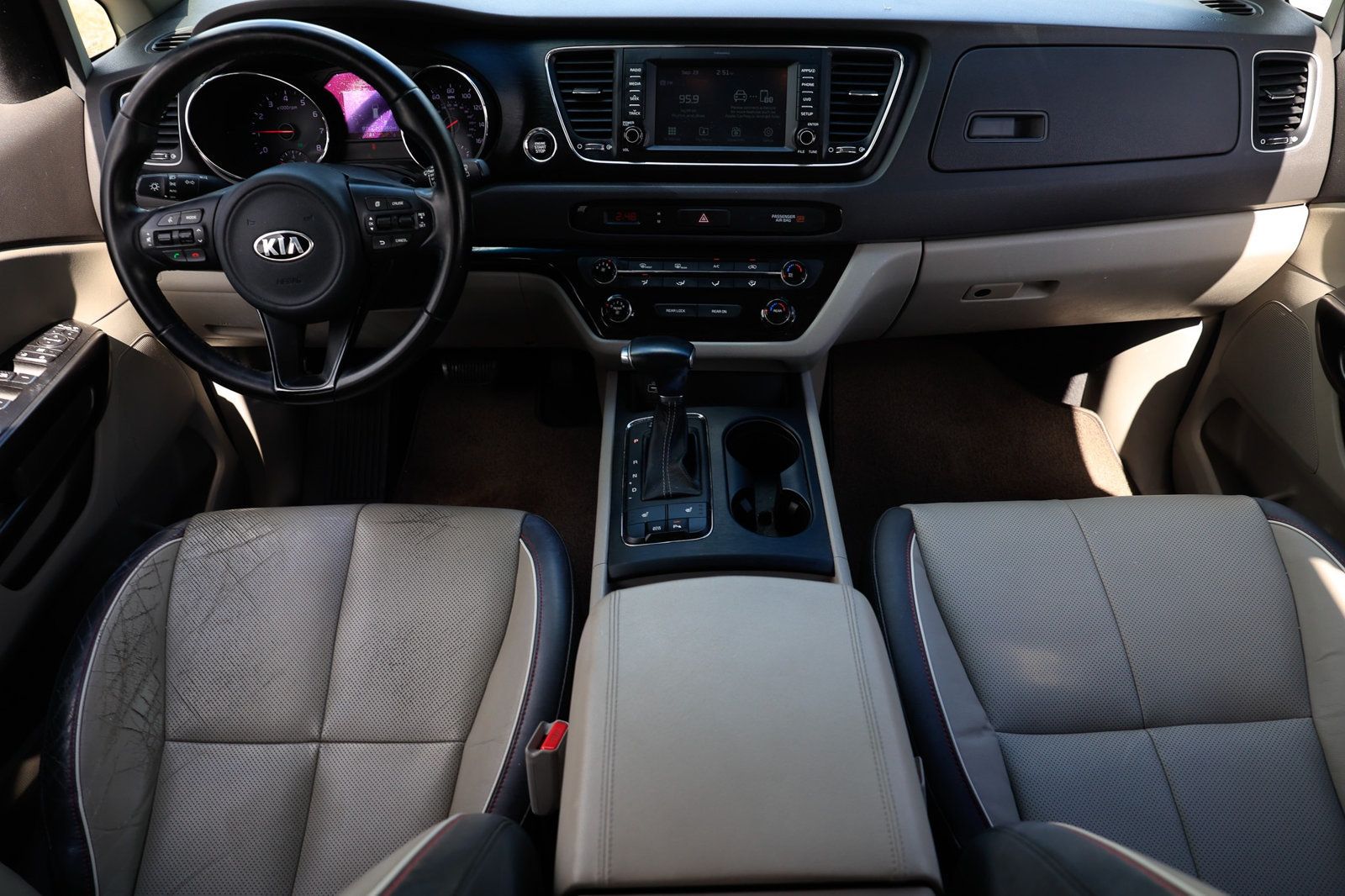 2017 Kia Sedona LX photo 2