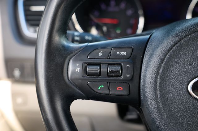 2017 Kia Sedona LX FWD - 22916281 - 27