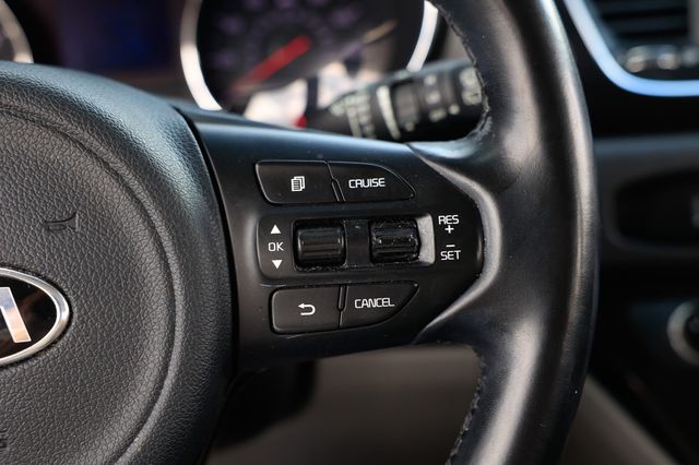 2017 Kia Sedona LX FWD - 22916281 - 28