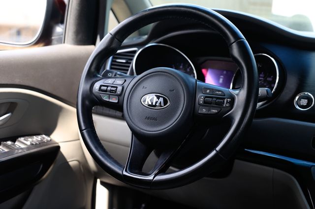 2017 Kia Sedona LX FWD - 22916281 - 29