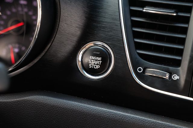 2017 Kia Sedona LX FWD - 22916281 - 31