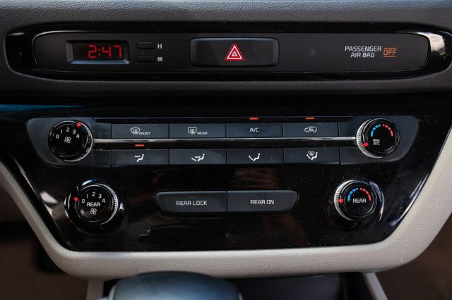 2017 Kia Sedona LX FWD - 22916281 - 32