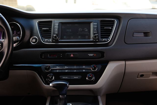 2017 Kia Sedona LX FWD - 22916281 - 36