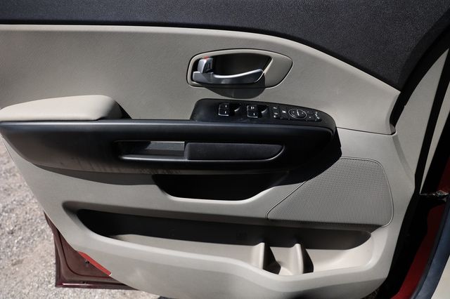 2017 Kia Sedona LX FWD - 22916281 - 42