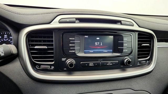 2017 Kia Sorento LX V6 AWD - 22958437 - 17