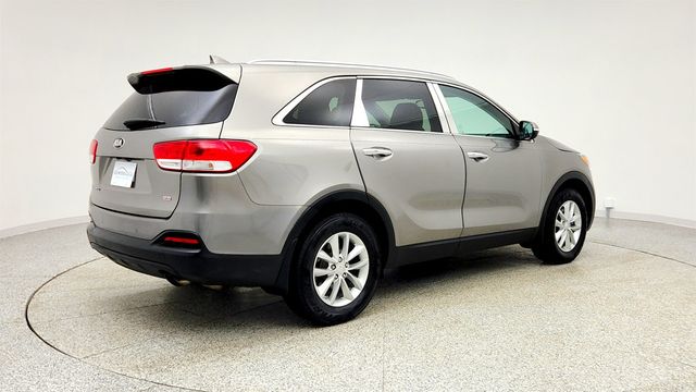 2017 Kia Sorento LX w/ Convenience Package & 3rd Row Seats - 22992776 - 4
