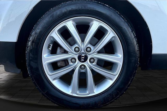 2017 Kia Soul + Automatic - 22988785 - 35