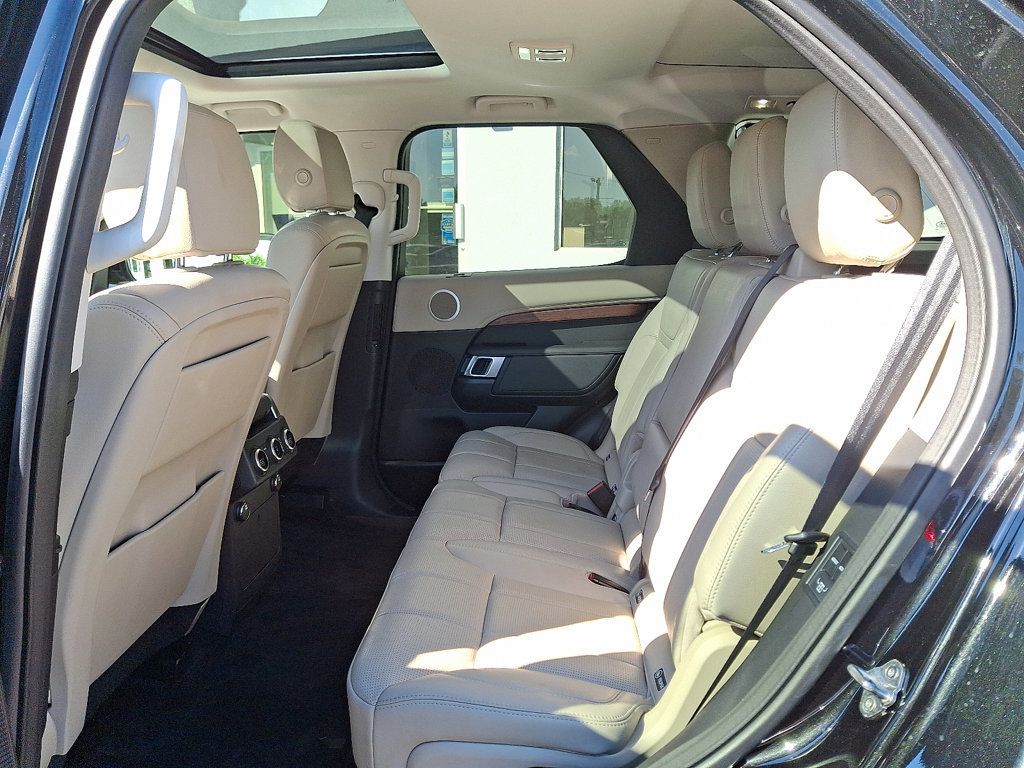 2017 Land Rover Discovery HSE photo 10