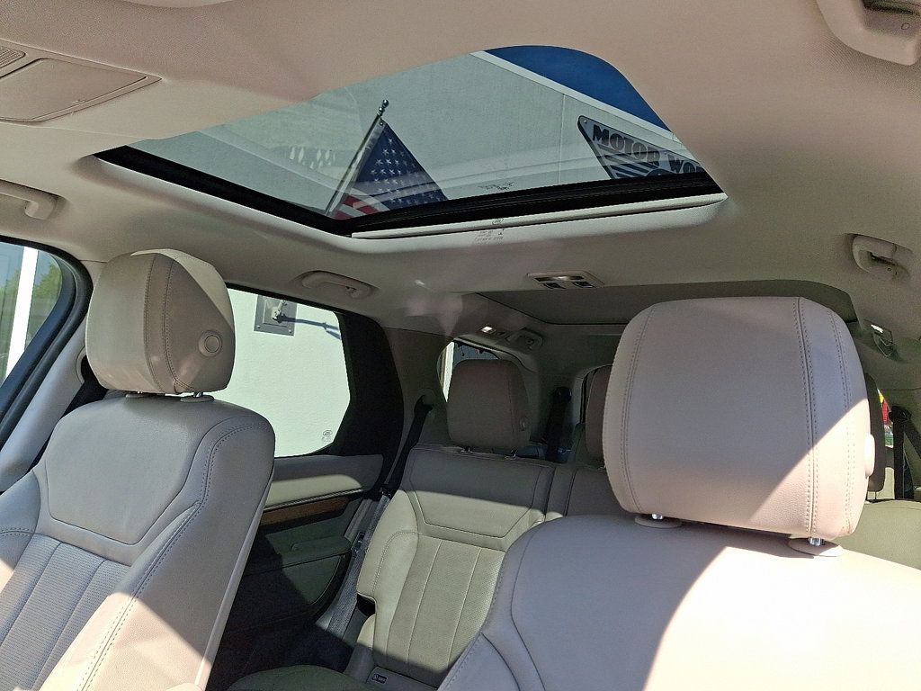 2017 Land Rover Discovery HSE photo 16