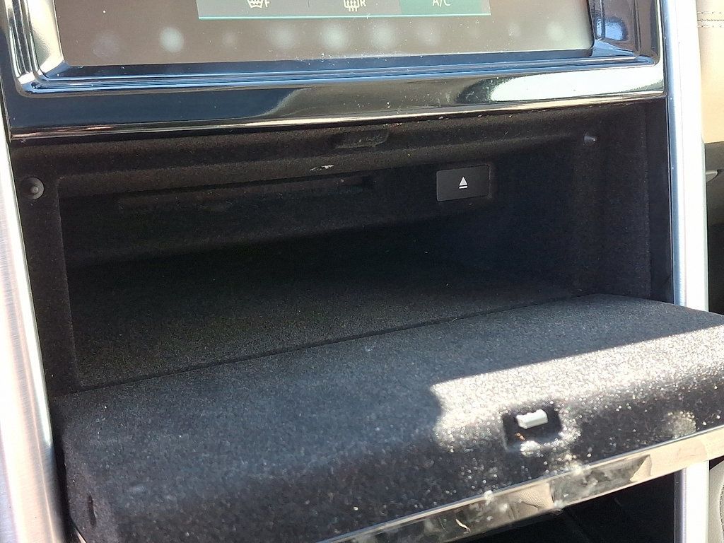 2017 Land Rover Discovery HSE photo 28