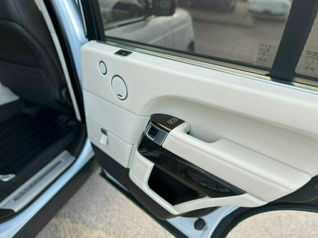 2017 Land Rover Range Rover Fully Loaded with a CLEAN TITLE!!  - 22946011 - 17