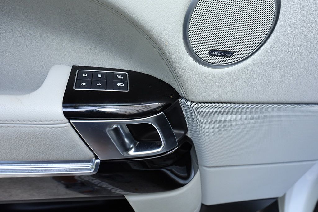 2017 Land Rover Range Rover Base photo 23