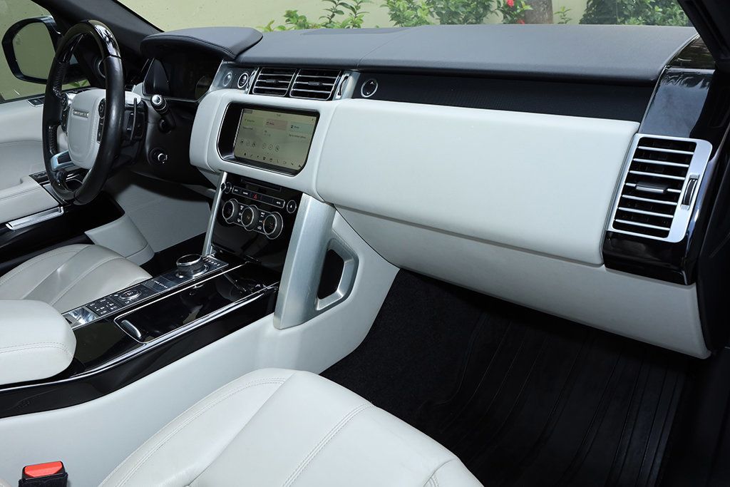 2017 Land Rover Range Rover Base photo 28