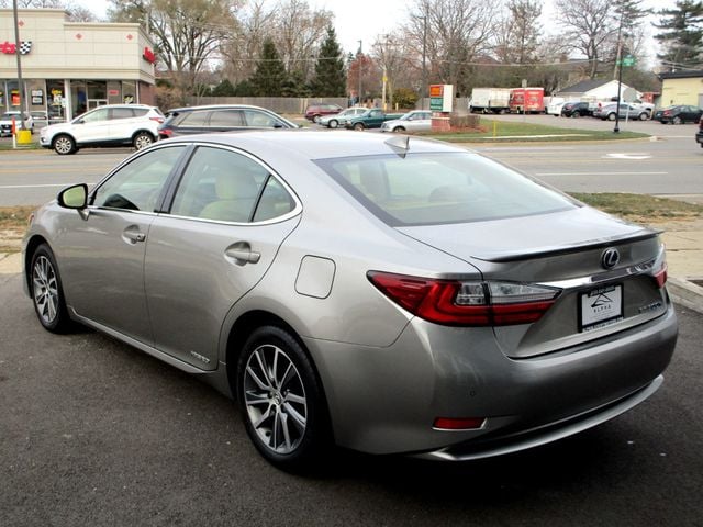 2017 Lexus ES 300h photo 10