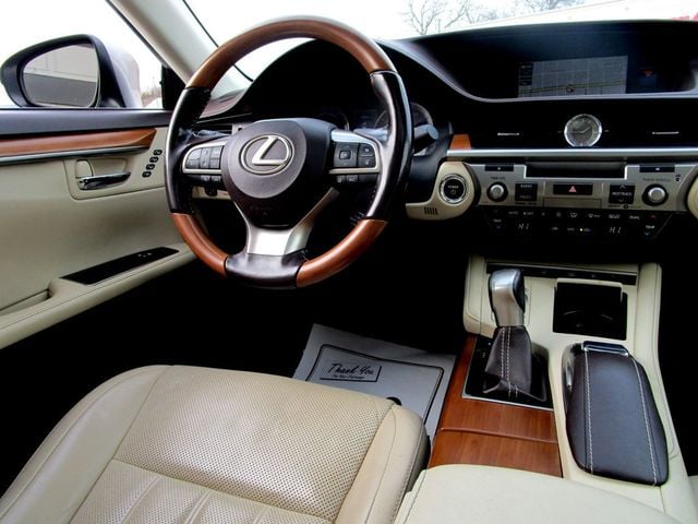 2017 Lexus ES 300h photo 19