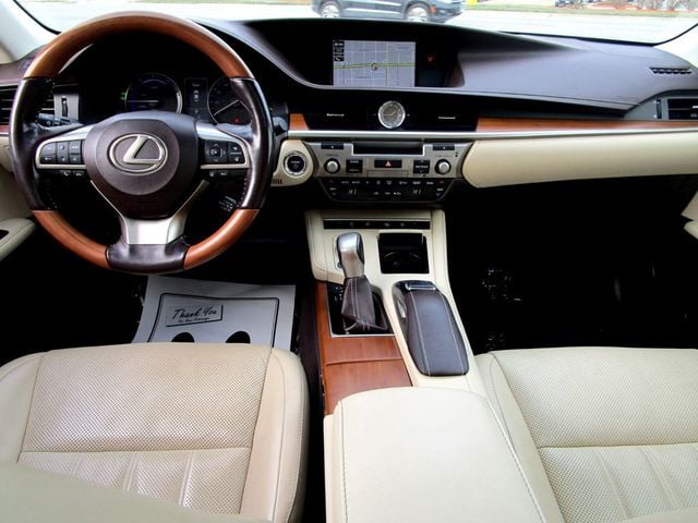 2017 Lexus ES 300h photo 2