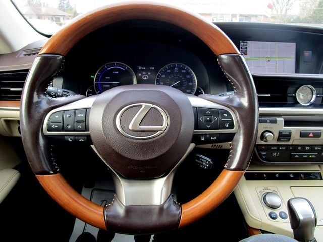 2017 Lexus ES 300h photo 20