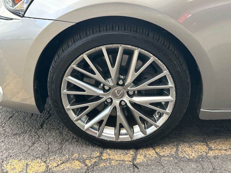 2017 Lexus IS 200t - 23004493 - 10