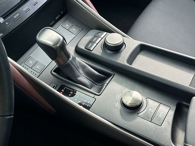 2017 Lexus IS 200t - 23004493 - 17